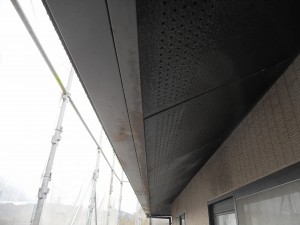 姫路市　庇の天井から水滴が数個…  雨水が溜まっていた原因が判明！塗装工事からの排水不具合発見。