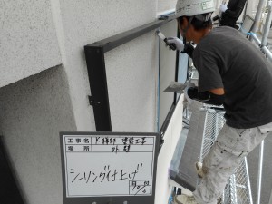 太子町　フッソ遮熱型塗料を屋根に…差し色のブラウンが引き締め、更に明るく。