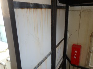 マンションの外部階段に錆止めとフッ素塗装、ノンスリップシート貼り