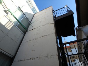 マンション「外部階段には高耐久のフッ素塗装を。住民の方の安全を考慮しノンスリップシートを」