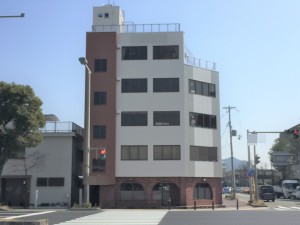 姫路市　市街地のビルには紫外線に負けないうえ環境に配慮した塗装工事