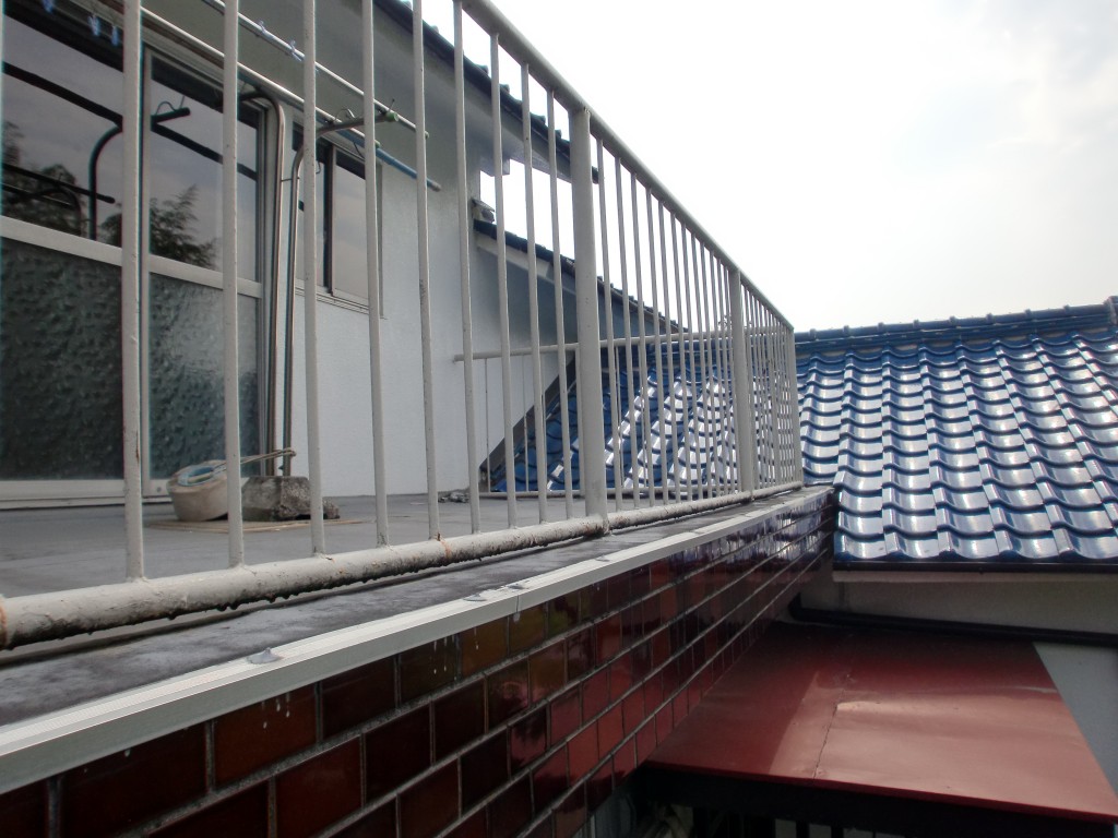 姫路市　玄関ポーチのトタン屋根の雨漏り修理とベランダFRP防水工事