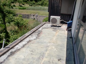 姫路市　玄関ポーチのトタン屋根の雨漏り修理とベランダFRP防水工事