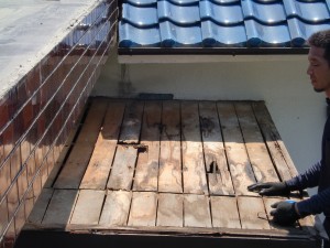 姫路市　玄関ポーチのトタン屋根の雨漏り修理とベランダFRP防水工事