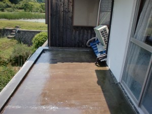 姫路市　玄関ポーチのトタン屋根の雨漏り修理とベランダFRP防水工事