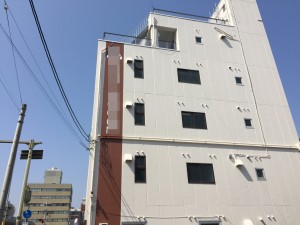 姫路市　市街地のビルには紫外線に負けないうえ環境に配慮した塗装工事