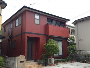 姫路市　スタイリッシュな仕上がりの赤い外壁ツートン仕上げ＆凹凸を活かした２色塗り再現工法