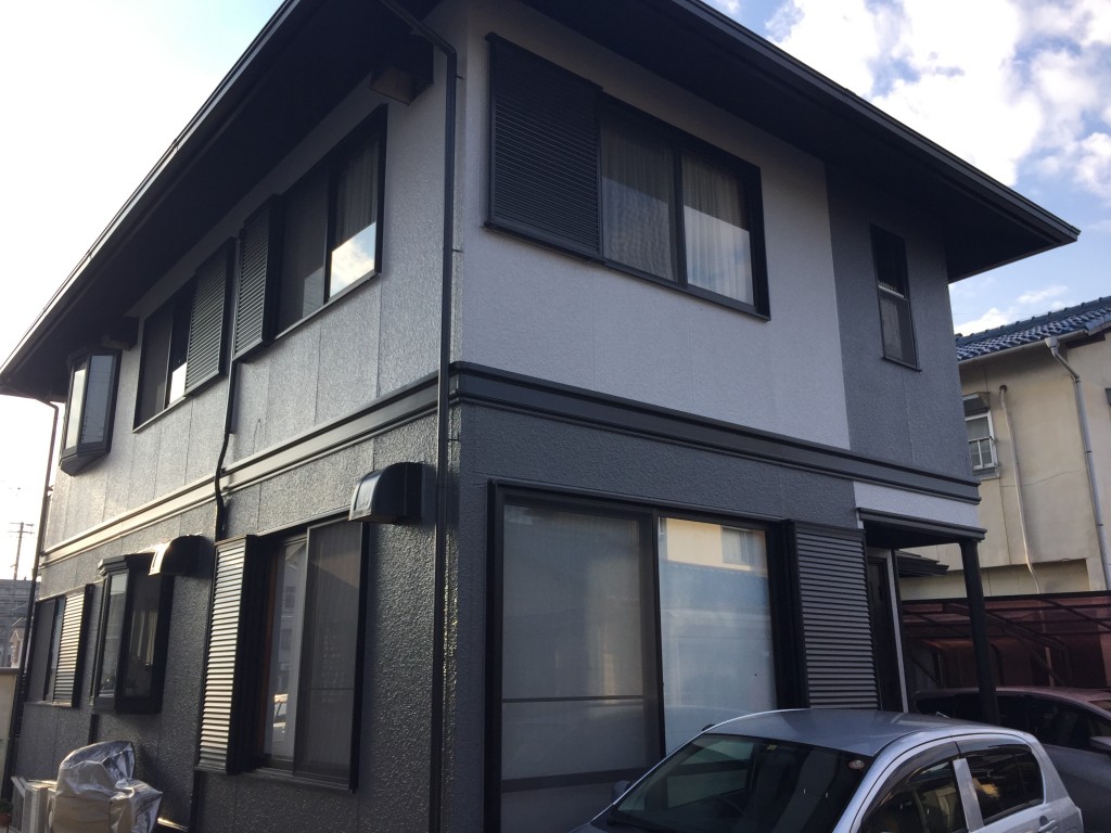 加古川市 グレーの濃淡で交互に色分けしたデザイン性の高い外壁 屋根塗装 施工事例 姫路市の屋根リフォーム 屋根外壁塗装ならハウスレンジャー ヒラヤマ