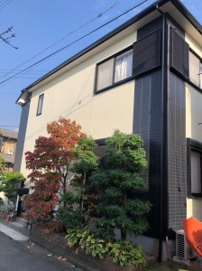 姫路市　外壁の四隅（コーナー）をグレーのツートン、屋根をチャコールに塗り替えカッコイイお家に