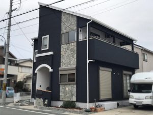 姫路　ブラックにホワイト・石材ともマッチしたセンスが光る外壁塗装‼屋根は遮熱塗料使用