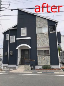 姫路市 黒に白が映え、センスが光る‼屋根には、遮熱効果の高い塗料を使用!