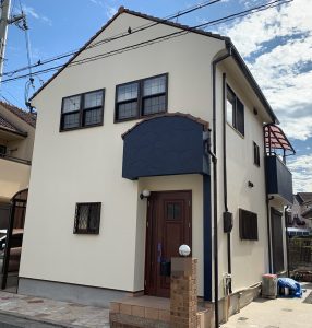 加古川市　白×青に外壁色分け、ひび割れ補修して爽やかにイメージチェンジ!