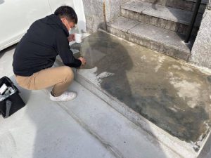 雨で濡れて転倒しやすい玄関タイルやアプローチに滑り止め塗装　篠山市