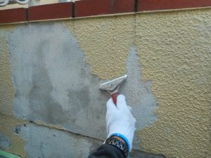 姫路　数年で剥がれた車庫まわりの外壁塗装を撤去しコンクリート壁塗装