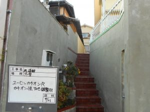 姫路　数年で剥がれた車庫まわりの外壁塗装を撤去しコンクリート壁塗装