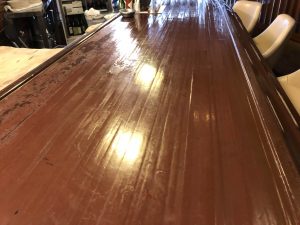 某人気ステーキ店舗内の歴史を刻んだ木製カウンターテーブル塗装　姫路
