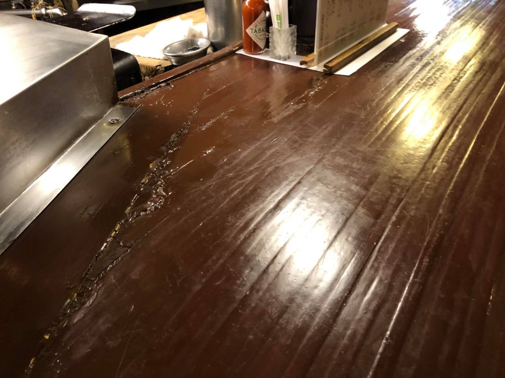 某人気ステーキ店舗内の歴史を刻んだ木製カウンターテーブル塗装　姫路