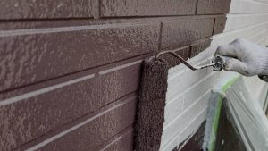 赤穂市　縦ラインがアクセント！外壁の歪み欠けを補修しブラウン×ホワイトに外壁塗装
