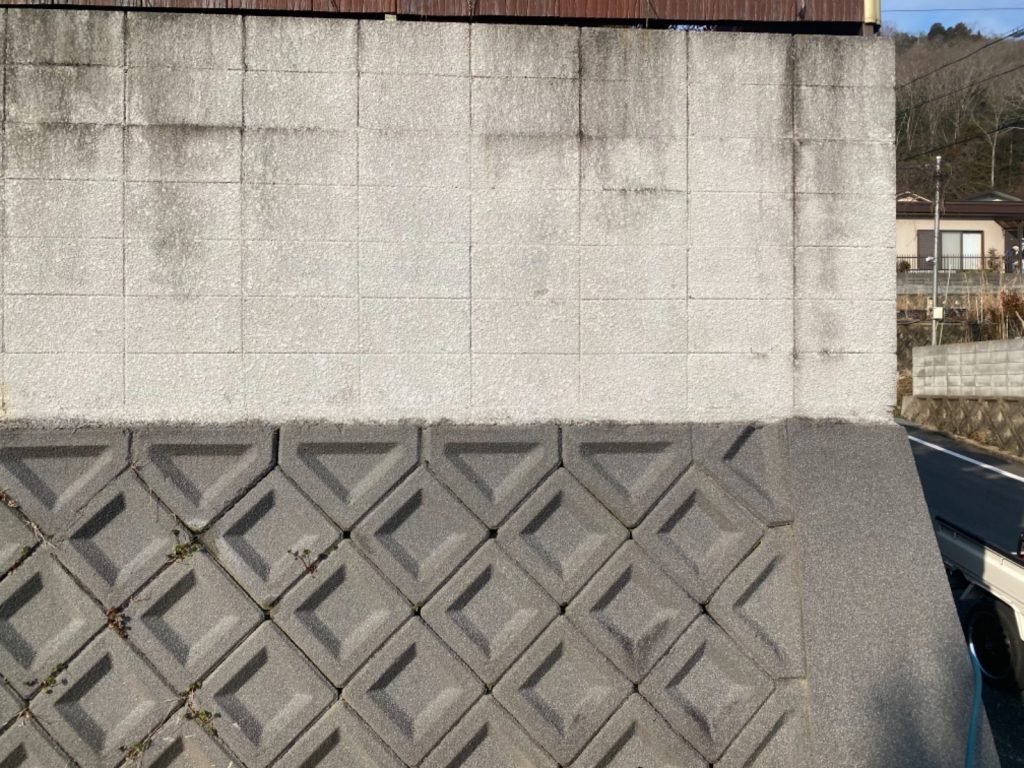姫路市　コンクリートブロック塀の塗装で暗い印象から明るい印象へ！