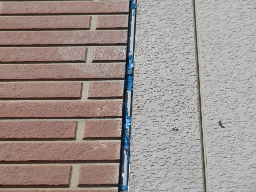 赤穂市　縦ラインがアクセント！外壁の歪み欠けを補修しブラウン×ホワイトに外壁塗装