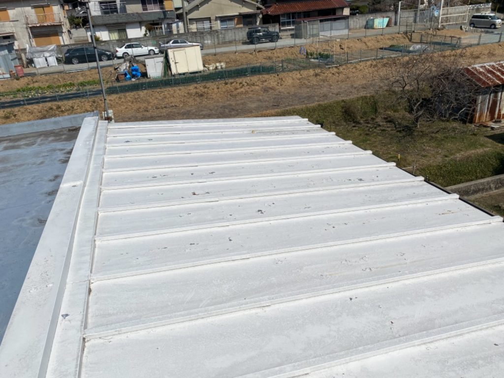 神戸市　ウレタン屋上防水工事＆無機塗料で金属屋根塗装