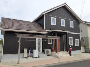 三木市　シックな黒橡色の外壁に木目調を再現した個性あふれる外壁塗装＆屋根漆喰補修