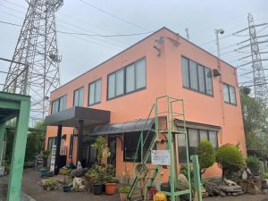 高砂市　ケレンと錆止め階段塗装と折板屋根塗装(遮熱)、オレンジに色替え外壁塗装