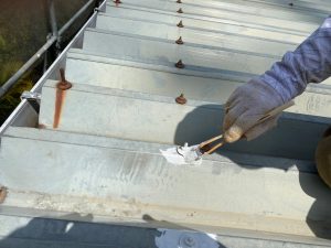 高砂市　ケレンと錆止め階段塗装と折板屋根塗装(遮熱)、オレンジに色替え外壁塗装