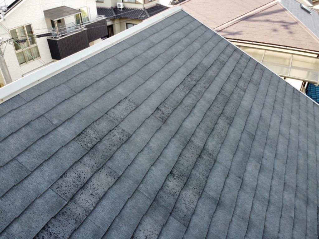 ガイナ屋根塗装はグレー、外壁ツートンカラーのマットな仕上がり　姫路　