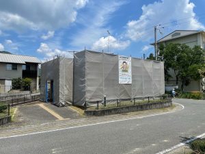 たつの市・地域の大切な集会所　見えなくて分からなかった屋根の割れや欠け補修工事と外壁の凹凸を活かした２色使い塗装工事