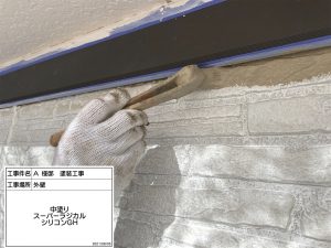 たつの市・地域の大切な集会所　見えなくて分からなかった屋根の割れや欠け補修工事と外壁の凹凸を活かした２色使い塗装工事