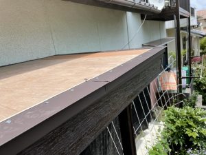 困っていた玄関庇の雨漏りを板金カバー工事で安心リフォーム　姫路