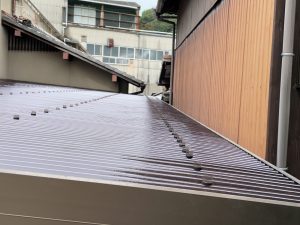 姫路　瓦屋根の谷板金修理、カーポート屋根の波板張替え・アルミ柱交換