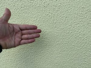 【太子町　屋根外壁塗装工事から5年】ワンちゃんに見守られての塗装工事の点検