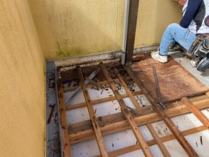 姫路市　ベランダ床のボコボコする箇所を修繕・下地補強！FRP防水工事で水の侵入しっかりガード！