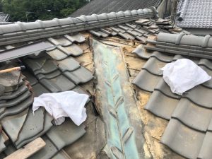 姫路　瓦屋根の谷板金修理、カーポート屋根の波板張替え・アルミ柱交換