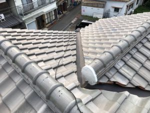 姫路　瓦屋根の谷板金修理、カーポート屋根の波板張替え・アルミ柱交換