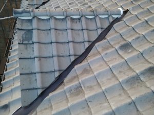 高砂市　瓦屋根の銅製谷板金に穴！漆喰補修工事と外壁ひび割れ補修塗装
