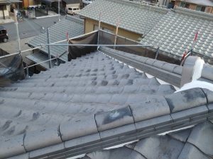 高砂市　瓦屋根の銅製谷板金に穴！漆喰補修工事と外壁ひび割れ補修塗装