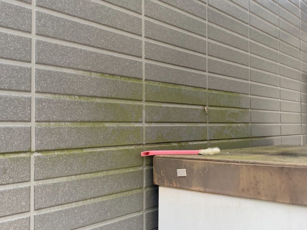 姫路　１階外壁の汚れやコケに悩まされ、長持ちする塗装に加え補修工事を徹底した屋根外壁塗装工事