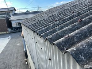 姫路市　雨漏りする工場・倉庫の波形スレート屋根をカバー工法で改修、雨樋取付で雨漏り回避工事