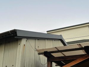 姫路市　雨漏りする工場・倉庫の波形スレート屋根をカバー工法で改修、雨樋取付で雨漏り回避工事