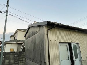 姫路市　雨漏りする工場・倉庫の波形スレート屋根をカバー工法で改修、雨樋取付で雨漏り回避工事