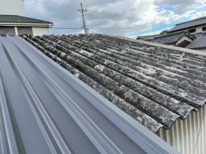 姫路市　雨漏りする工場・倉庫の波形スレート屋根をカバー工法で改修、雨樋取付で雨漏り回避工事