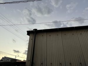 姫路市　雨漏りする工場・倉庫の波形スレート屋根をカバー工法で改修、雨樋取付で雨漏り回避工事