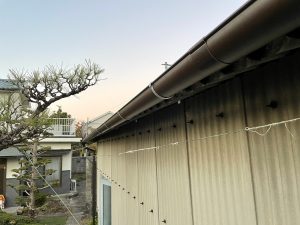 姫路市　雨漏りする工場・倉庫の波形スレート屋根をカバー工法で改修、雨樋取付で雨漏り回避工事