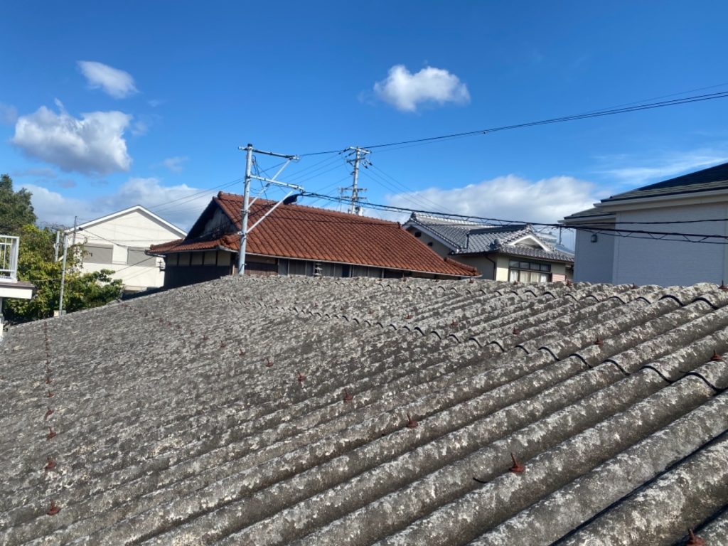 姫路市　雨漏りする工場・倉庫の波形スレート屋根をカバー工法で改修、雨樋取付で雨漏り回避工事