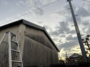 姫路市　雨漏りする工場・倉庫の波形スレート屋根をカバー工法で改修、雨樋取付で雨漏り回避工事