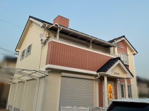 姫路市　モニエル瓦屋根をミッドナイトブルー塗装、レンガ調を再現した外壁塗り替え