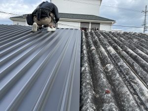 姫路市　雨漏りする工場・倉庫の波形スレート屋根をカバー工法で改修、雨樋取付で雨漏り回避工事